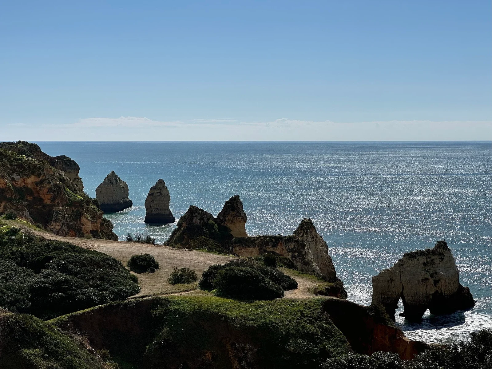 Formações rochosas na costa perto de Portimão